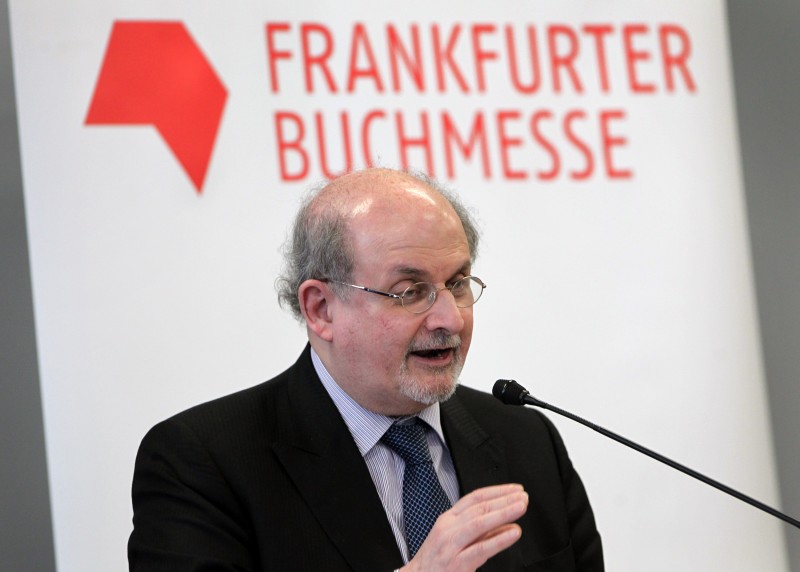  Salman Rushdie fez um dos discursos de abertura na Feira do Livro de Frankfurt