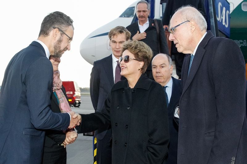 Presidenta Dilma Rousseff recebe cumprimentos na chegada ao Aeroporto de Arlanda 