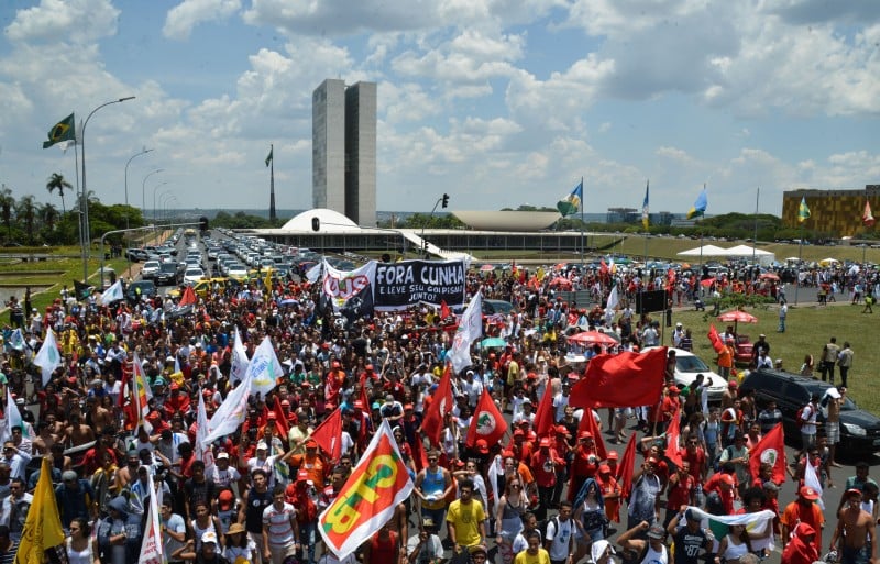 Estudantes e movimentos sociais realizaram manifestação contra o impeachment da presidente Dilma e pela saída de Eduardo Cunha da Presidência da Câmara