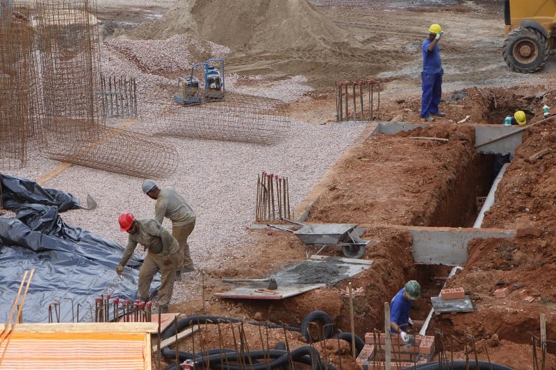 No período de um ano, 702 mil postos de trabalho foram cortados na construção civil 