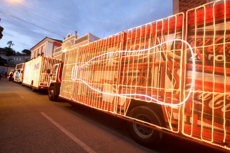 O Papai Noel e os caminhões iluminados poderão ser vistos pelos moradores da Restinga 