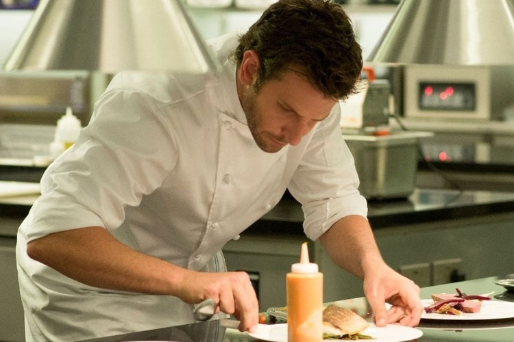 Bradley Cooper vive o chef de cozinha em Pegando fogo