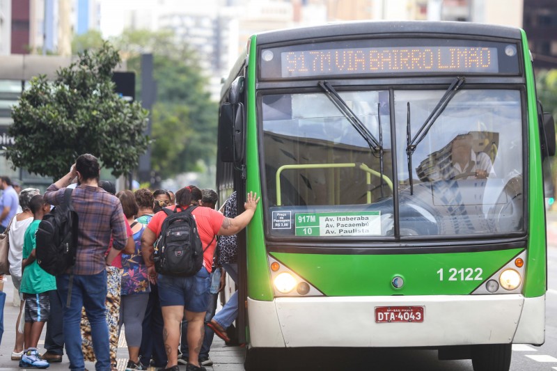 Famílias brasileiras gastaram mais com transportes públicos no período