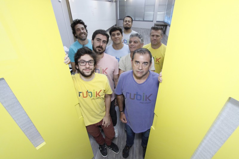 Equipe da Rubik promove aulas multidisciplinares no bairro Bom Fim, na Capital 