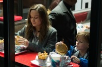 A premiada atriz Brie Larson e o menino revelação Jacob Tremblay estrelam O quarto de Jack