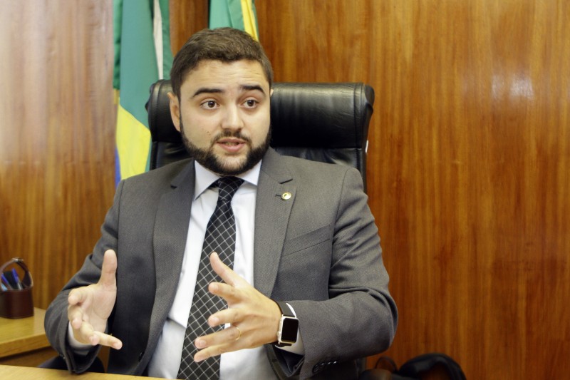 Gabriel Souza diz que governo estuda retirar regime de urgência em matérias do pacote