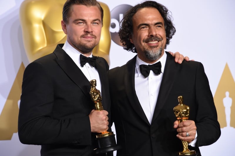 Leonardo DiCaprio (e) e o diretor Alejandro G. I��rritu foram premiados pelo filme O Regresso