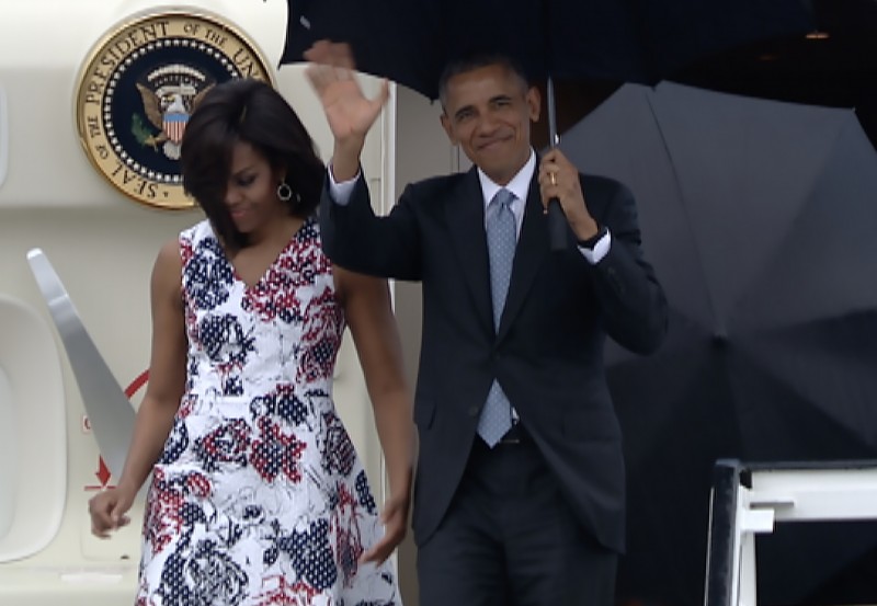 Acompanha da primeira dama Michelle, Obama desembarcou em Havana neste domingo 