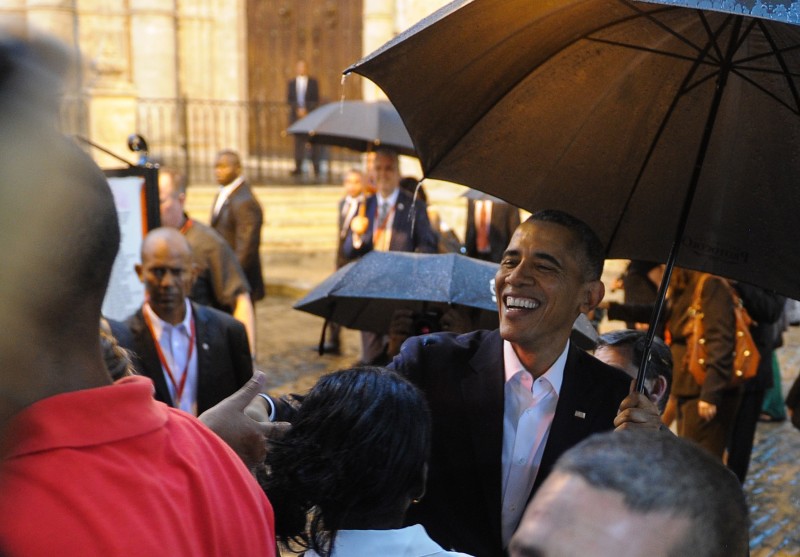 Barack Obama conversou com turistas e com cubanos durante visita a Catedral de Havana