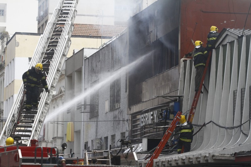 Bombeiros combatem fogo em prédio no Centro