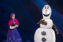 Personagens da Disney, como Anna e Olaf, de Frozen, participam dos espet�culos