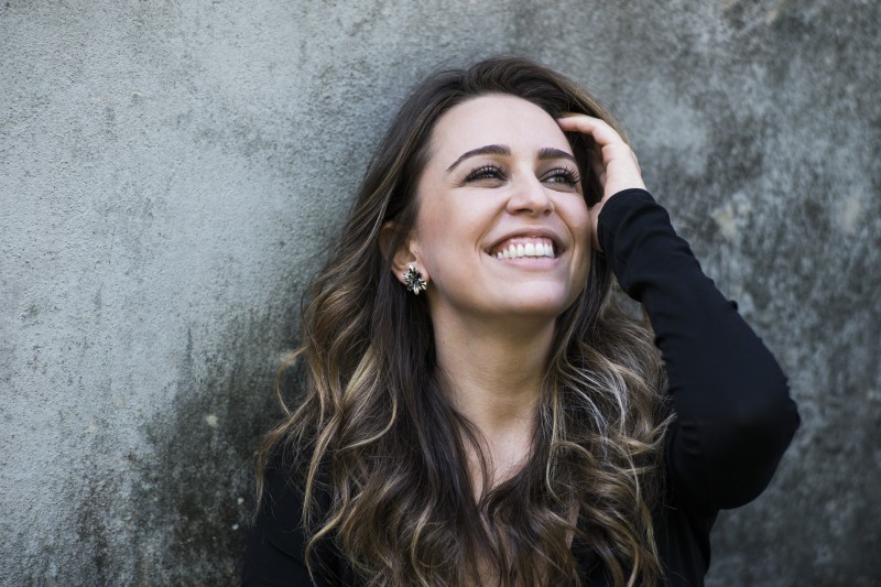 Cantora Roberta Sá apresenta seu novo disco em Porto Alegre
