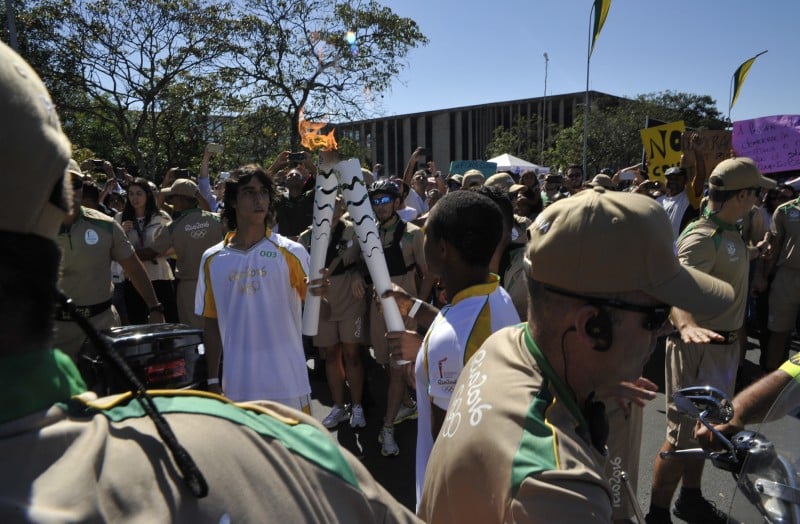 Com faixas e cartazes em diversas línguas, grupo protestou em frente ao Palácio do Planalto