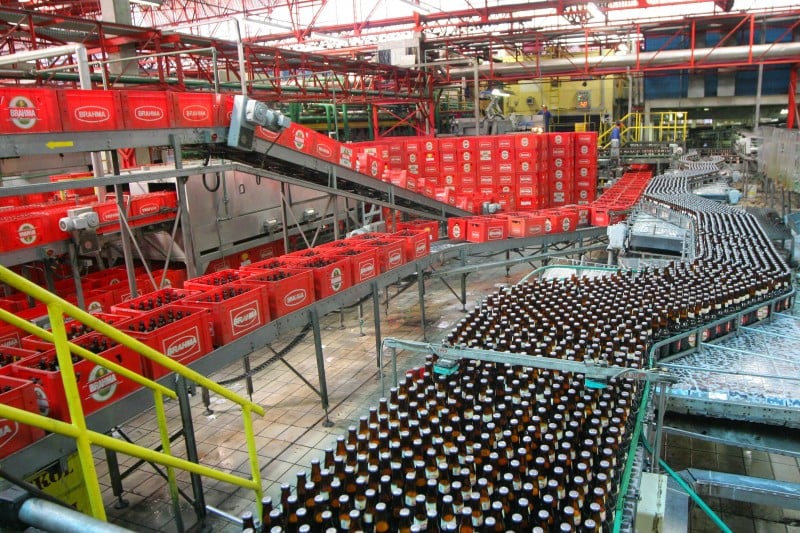 No Brasil, empresa registrou queda de 10% no volume de cerveja
