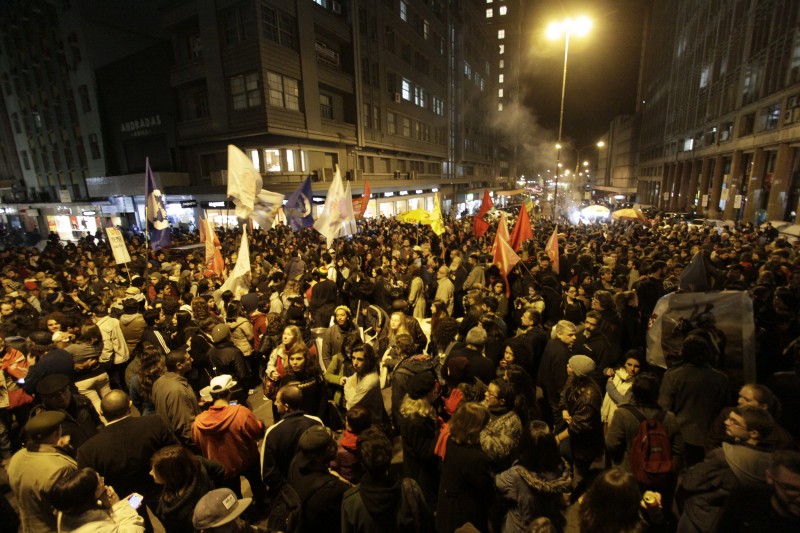 Mais de 25 mil manifestantes se reuniram no Centro da Capital, segundo os organizadores