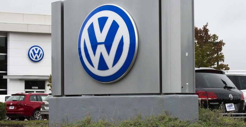  THE LOGO OF GERMAN CAR MAKER VOLKSWAGEN (VW) IS SEEN AT NORTHERN VIRGINIA DEALER IN WOODBRIDGE, VIRGINIA ON SEPTEMBER 29, 2015.  WALL STREET STOCKS DROPPED FOR THE WEEK DESPITE SOME IMPROVING US DATA AS WORRIES RANGING FROM A SLOWING CHINESE ECONOMY TO THE VOLKSWAGEN EMISSIONS SCANDAL DAMPENED SENTIMENT. VOLKSWAGEN CAME UNDER PRESSURE AFTER REPORTS SURFACED CONCERNING THE MANIPULATION OF VALUES OF EMISSION IN VW VEHICLES EQUIPPED WITH DIESEL ENGINES.  AFP PHOTO/PAUL J. RICHARDS  