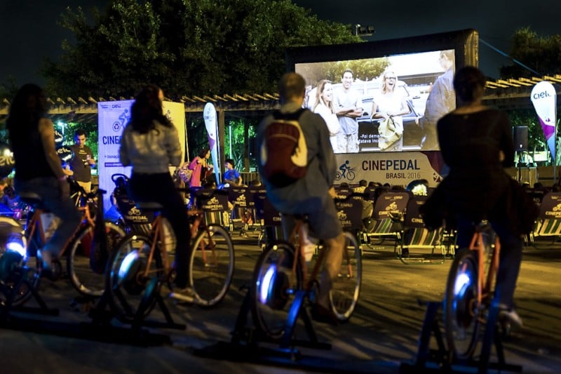 Filmes são projetados com a energia gerada por bicicletas movidas pelo público