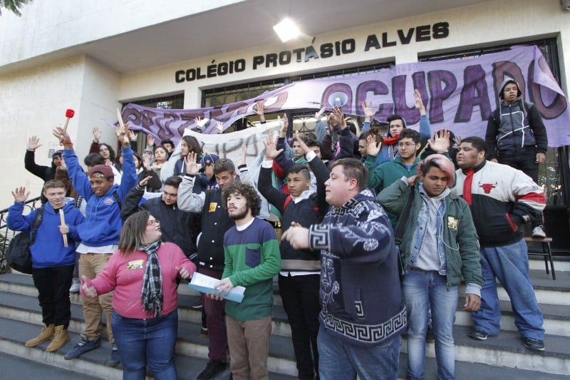 Estudantes anunciaram que seguirão com ocupações após assembleia no Colégio Protásio Alves