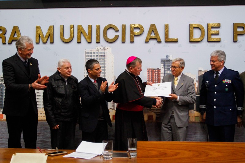 Prefeito Jos� Fortunati na entrega do t�tulo de Cidad�o de Porto Alegre ao Dom Jaime Spengler