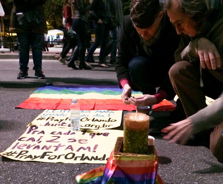 Vig�lia acontece na Avenida Paulista em homenagem aos mortos no massacre da boate Pulse, em Orlando