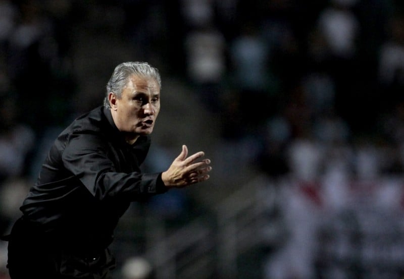  BRAZIL'S CORINTHIANS HEAD COACH TITE GIVES INSTRUCTIONS TO HIS PLAYERS DURING THEIR 2012 COPA LIBERTADORES SECOND LEG FINAL FOOTBALL MATCH AGAINST ARGENTINA'S BOCA JUNIORS, AT PACAEMBU STADIUM, IN SAO PAULO, BRAZIL, ON JULY 04, 2012.  AFP PHOTO   T�CNICO DE FUTEBOL TITE  