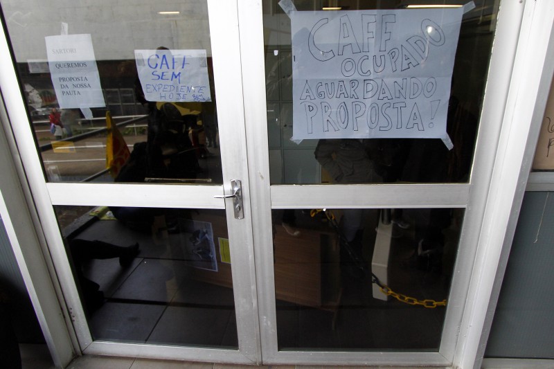  Professores do CEPRS-Sindicato, ainda em greve, bloqueiam a entrada de servidores no CAFF pressionando para negocia��o com o governo do Estado  