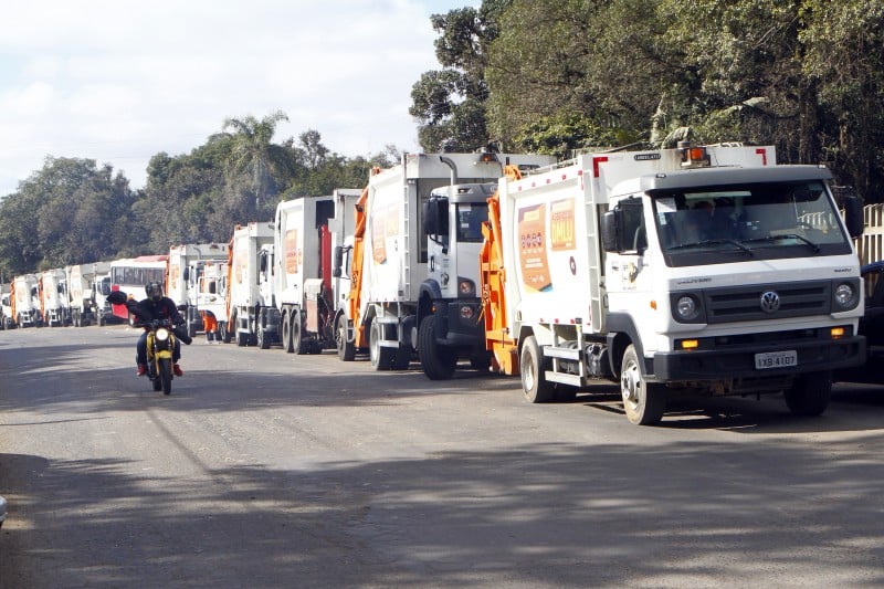 Fila de caminhões de lixo na estrada que dá acesso à Estação de Transbordo do DMLU na Lomba do Pinheiro