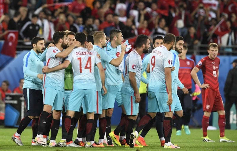 Turcos comemoram a vitória sobre a seleção da República Tcheca e sonham com a classificação para as oitavas