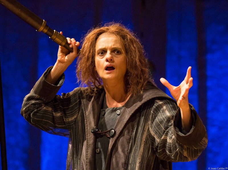 Pe�a, de autoria do dramaturgo, traz Denise Fraga a Porto Alegre, interpretando Galileu Galilei