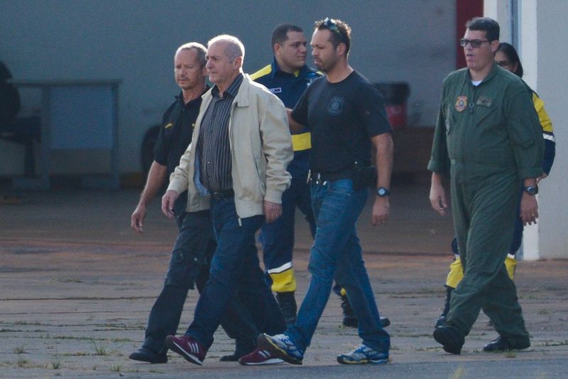 O ex-ministro do Planejamento Paulo Bernardo, preso preventivamente durante a Operação Custo Brasil, é transferido pela Polícia Federal para São Paulo