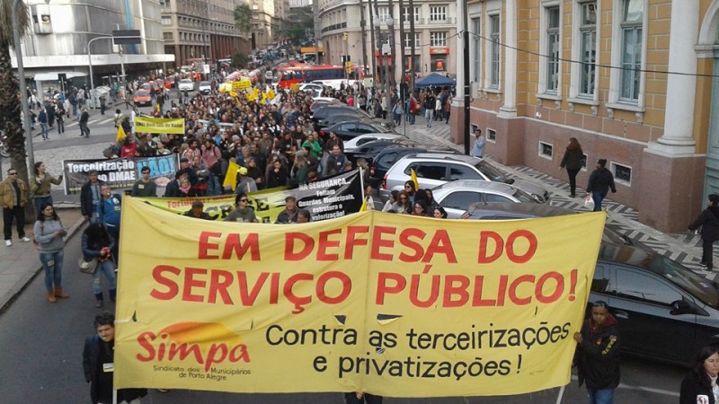 Servidores municipais de Porto Alegre fizeram passeata no Centro Histórico