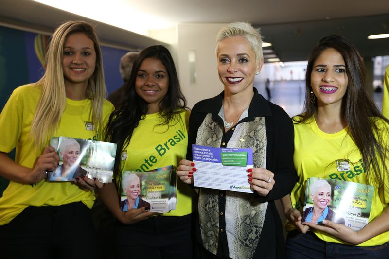 Deputada Cristiane Brasil, candidata à presidência da Câmara, posa para foto com seus cabos eleitorais, no túnel do tempo da Câmara