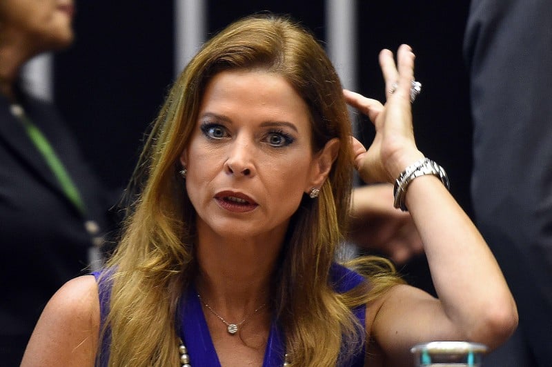  Claudia Cruz (L), wife of suspended president of the Lower House Eduardo Cunha (R), during a ceremony at the National Congress in Brasilia on November 5, 2015.   According to Brazilian press, Federal Judge Sergio Moro accepted a complaint against journalist Claudia Cruz, in a case arising from the Operation Car Wash. / AFP PHOTO / EVARISTO SA / XGTY  
