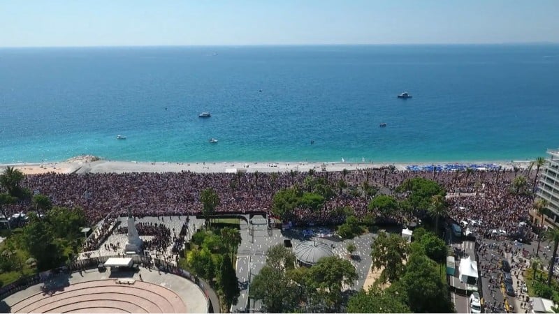 Milhares de pessoas se reuniram em Nice para fazer um minuto de silêncio em homenagem aos mortos