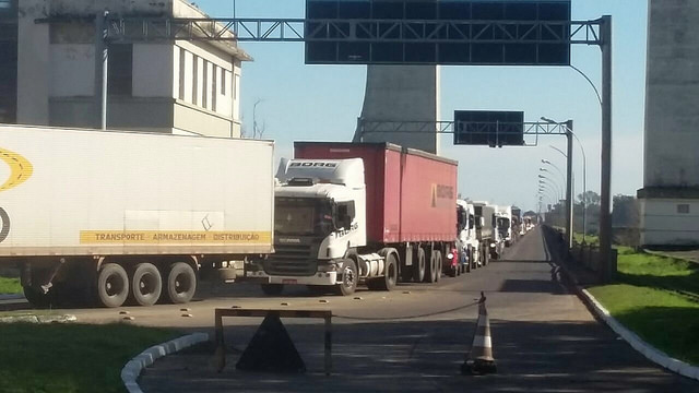 Paralisação de auditores-fiscais da Receita Federal gera filas na ponte em Uruguaiana 