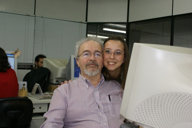 Paula Sória com o jornalista na Redação do Jornal do Coméricio                  