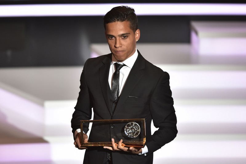  Wendell Lira venceu o Pr�mio Pusk�s de gol mais bonito do mundo.    Vila Nova's Brazilian forward Wendell Lira, formerly of Goianesia, delivers a speech after receiving the 2015 FIFA Puskas Award for the ?goal of the year? award, which he scored with Goianesia, during the 2015 FIFA Ballon d'Or award ceremony at the Kongresshaus in Zurich on January 11, 2016. AFP PHOTO / FABRICE COFFRINI  