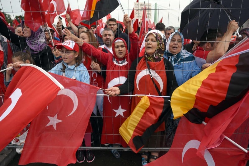 Na cidade alem� de Col�nia, milhares foram �s ruas para apoiar Erdogan