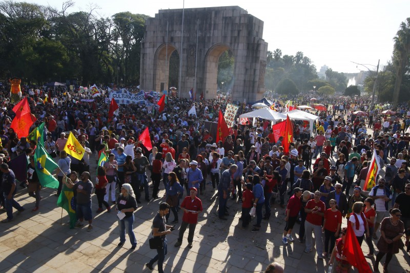  Registro do protesto contra o impeachment organizado pelas frentes Brasil Popular e Povo sem medo. Concentra nos arcos da Redenção.  