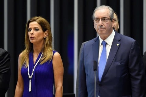  Claudia Cruz (L), wife of suspended president of the Lower House Eduardo Cunha (R), during a ceremony at the National Congress in Brasilia on November 5, 2015.   According to Brazilian press, Federal Judge Sergio Moro accepted a complaint against journalist Claudia Cruz, in a case arising from the Operation Car Wash. / AFP PHOTO / EVARISTO SA / XGTY  