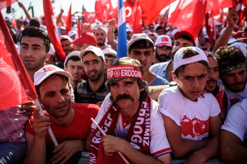 Manifestantes atendem ao chamado de Erdogan em ato em Istambul
