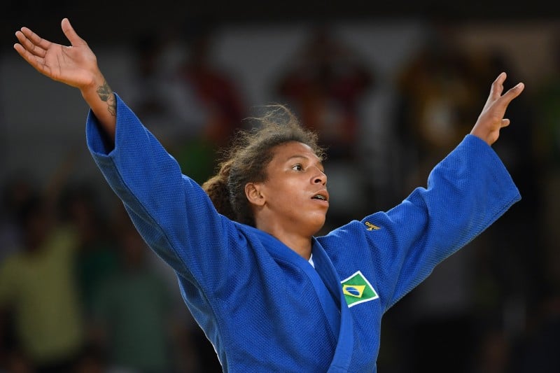 Rafaela saiu emocionada no tatame, aós conquistar o primeiro ouro para o Brasil 