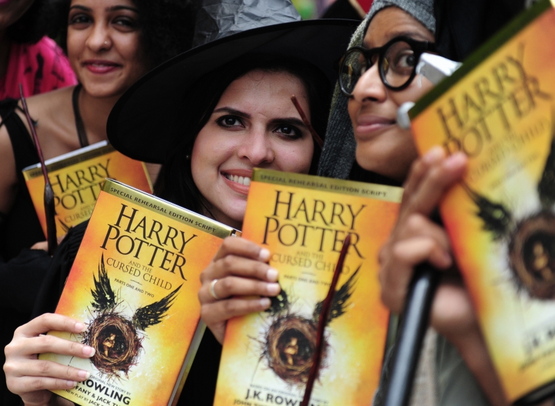 Uma semana depois do lan�amento, Harry Potter e A Crian�a Amaldi�oada j� era o livro mais vendido de 2016 no Reino Unido