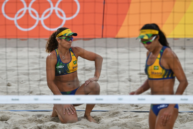 A dupla brasileira, que havia perdido apenas um set na Rio 2016, n�o conseguiu se encontrar hoje nas areias de Copacabana