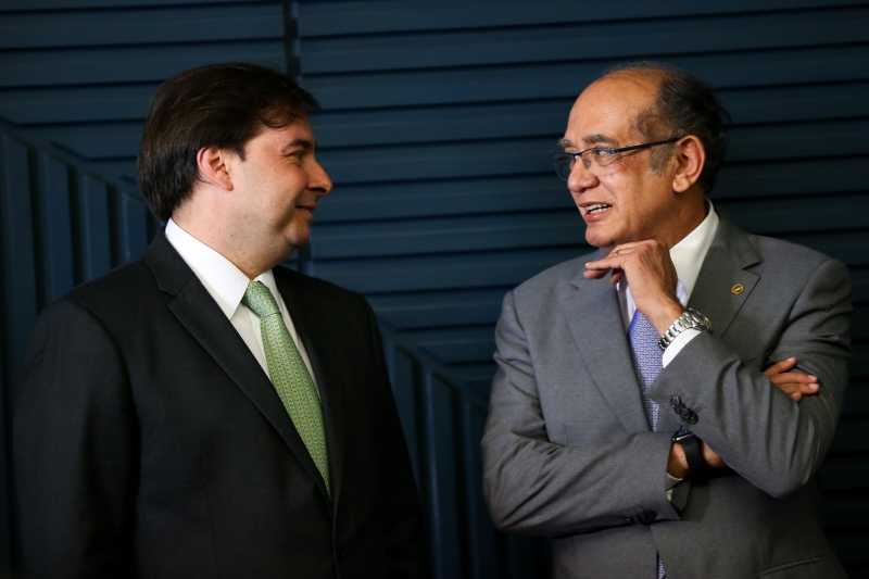 Presidente do TSE (e) disse a Rodrigo Maia que disputa municipal testa sistema atual
