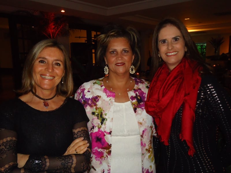 Clarisse Linhares, Ana Bertaso Mason e Andrea Nunes no jantar tem�tico 