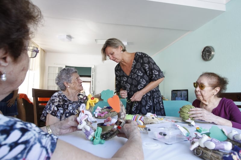  Creche para idosos.    na foto: e/d: Maria Teresa Dallegrave ( 85 anos ), Maria Edair Kroeff ( 89 anos ), D�lcia Marisa Krutzmann ( propriet�ria ) e  Ruth Rodrigues ( 91 anos )  