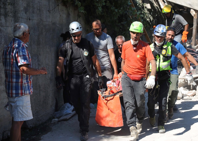 As equipes de resgates estão com dificuldades de chegarem até às pessoas por causa dos escombros espalhados pelas ruas das cidades e devido aos mais de 100 tremores secundários 