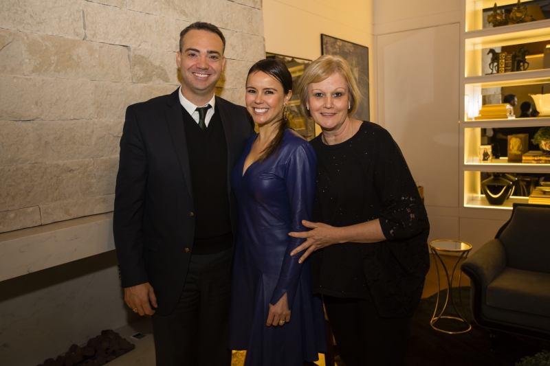 Rafael Toffanello e Máira Ritter com Margarida Müller em noite de coquetel na Casa Cor RS 
 
