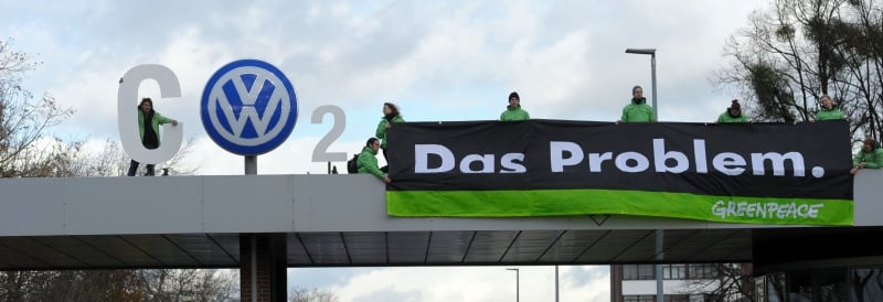 Ativistas do Greenpeace promoveram manifestações contra a emissão de gases poluidores na frente das instalações industrias da Volkswagen